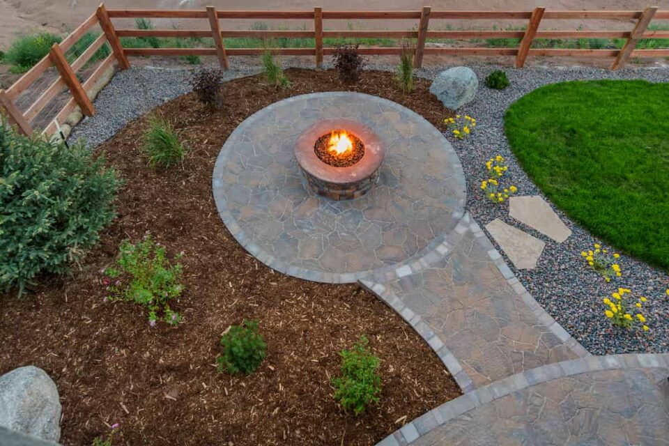 15 Backyard Fire Pit Ideas to Create a Cozy Outdoor Space - Minneopa ...